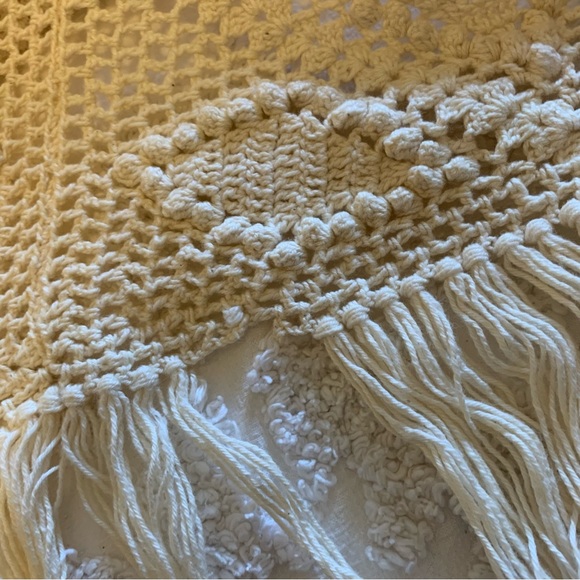 Vintage Crocheted Cream Colored Bedspread Blanket Lace Full or Queen - Picture 4 of 15